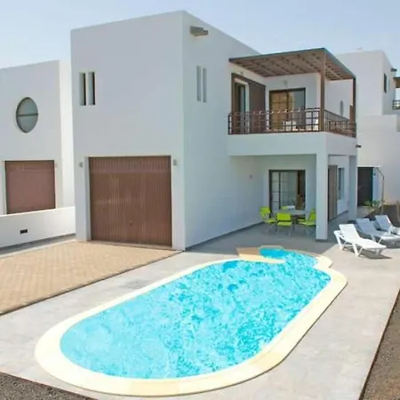 Sleeps 6 Pool Wifi Apartment